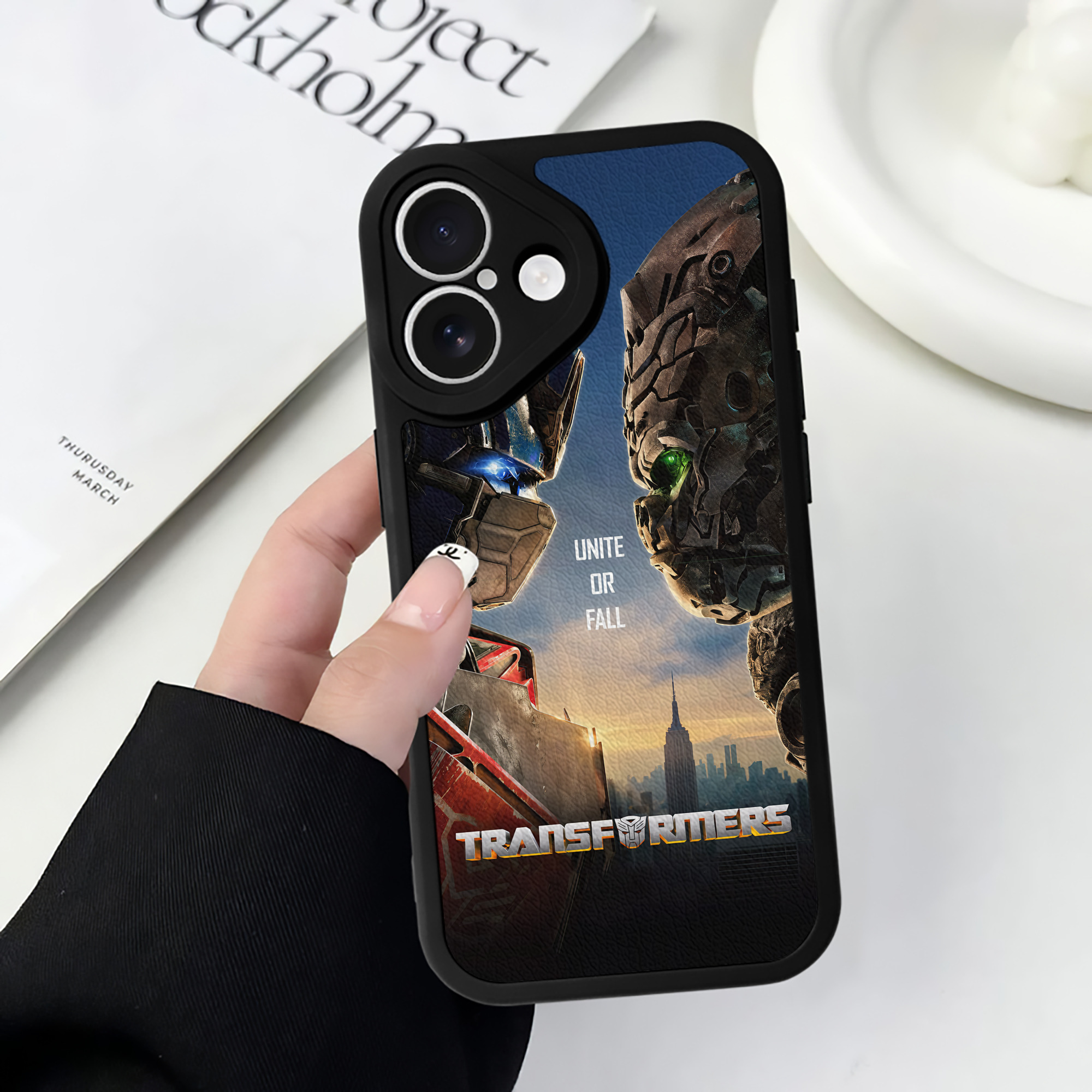 （画像用） Transformers トランスフォーマー 【iPhone 16シリーズ対応】シリコンスマホケース（レザー調） 材質：シリコン